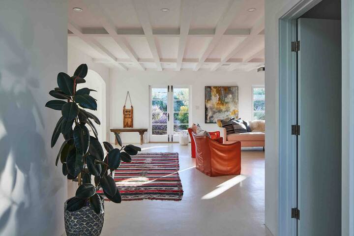 Malibu Beach House Getaway☀️✨🤍 gallery image 3