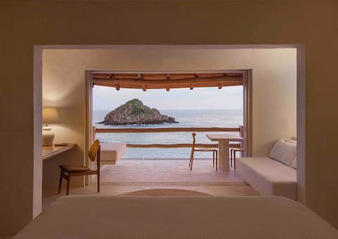 “Casita Jaguarundi”. Ocean front in Careyes.