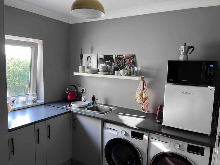 Quiet Room + Private Floor, Kitchen & Parking - Plymouth
