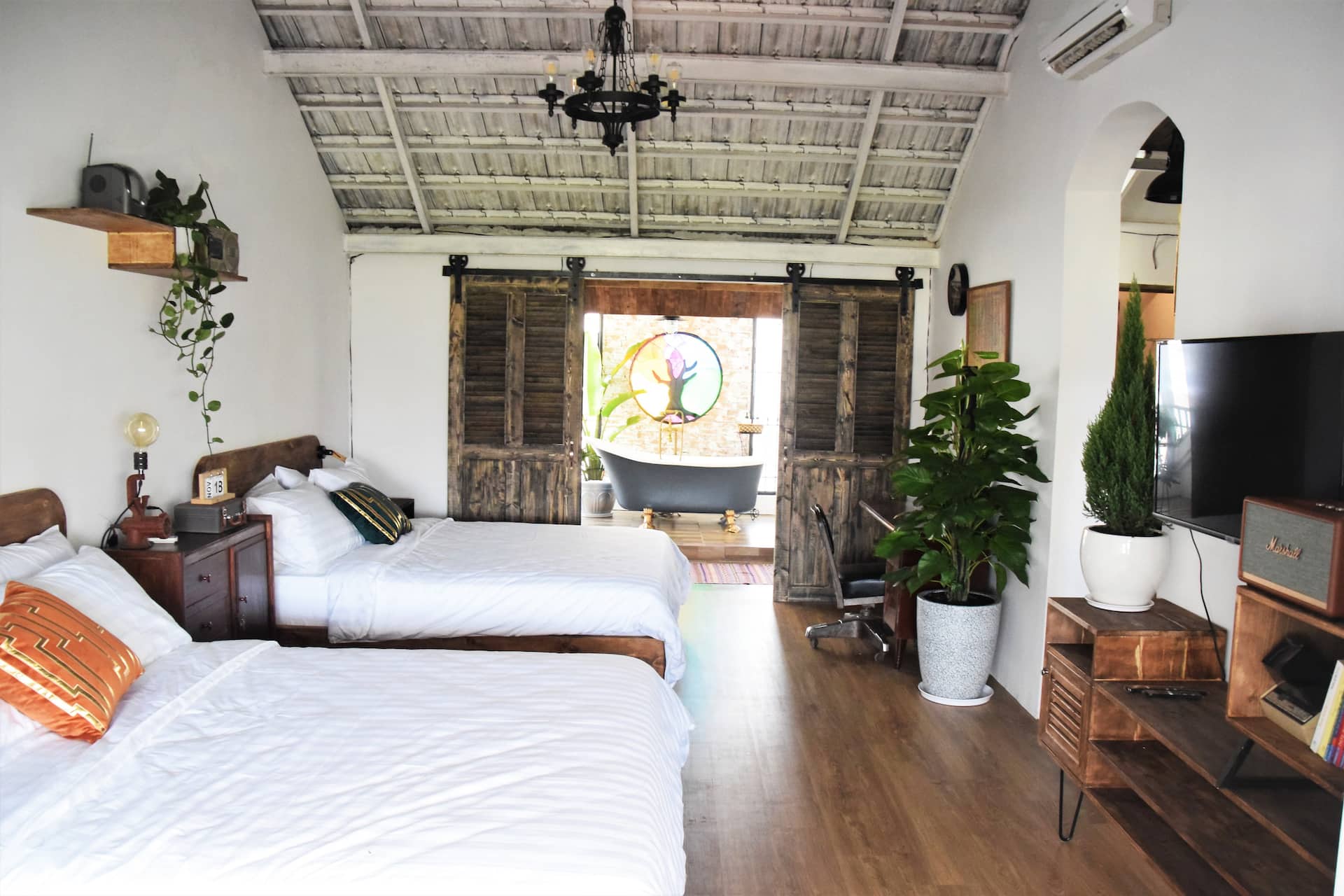 P'm'P.6 : Spacious, Unique attic loft*city central