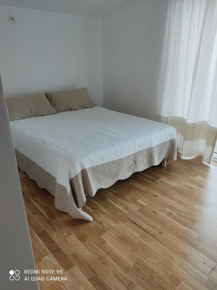 غرفة النوم 2، مع حمام ومرحاض
140 سم