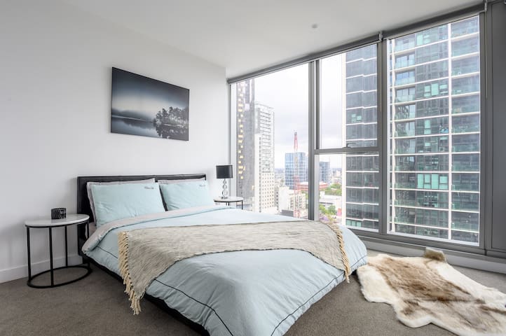 Sunny CBD central apartment with free parking