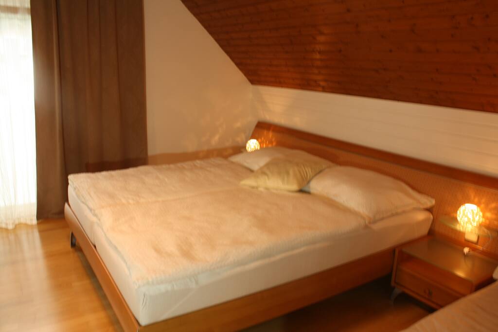 Schlafzimmer
Wohnung 2
Obergeschoss