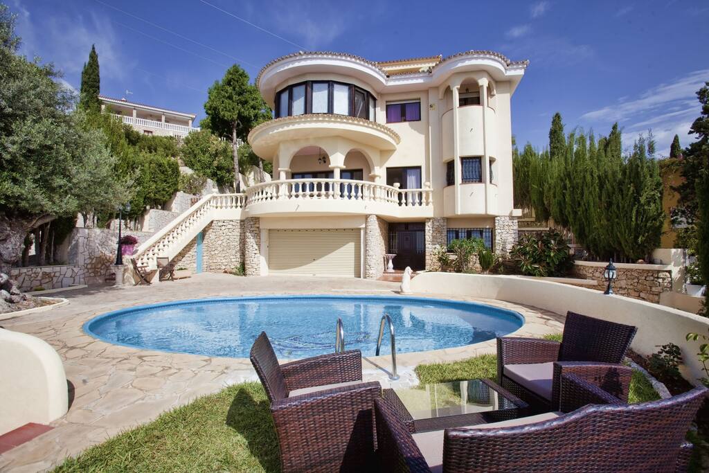 Espacio chill out y piscina