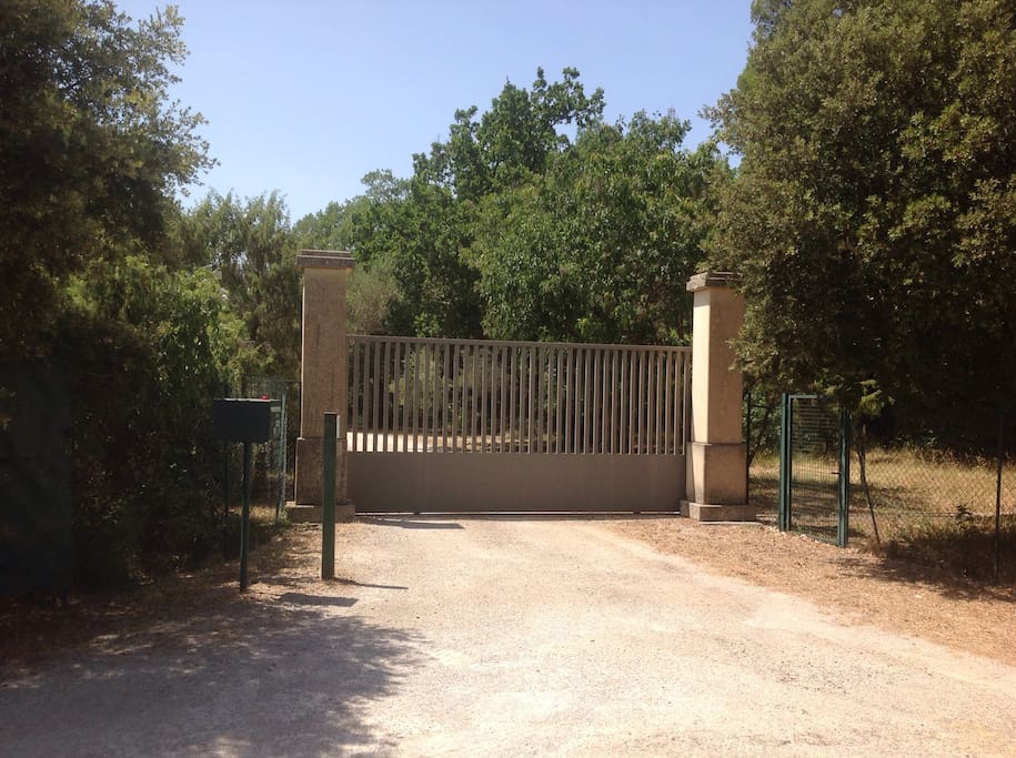 Entrée de la propriété , portail d'entrée avec caméra de surveillance