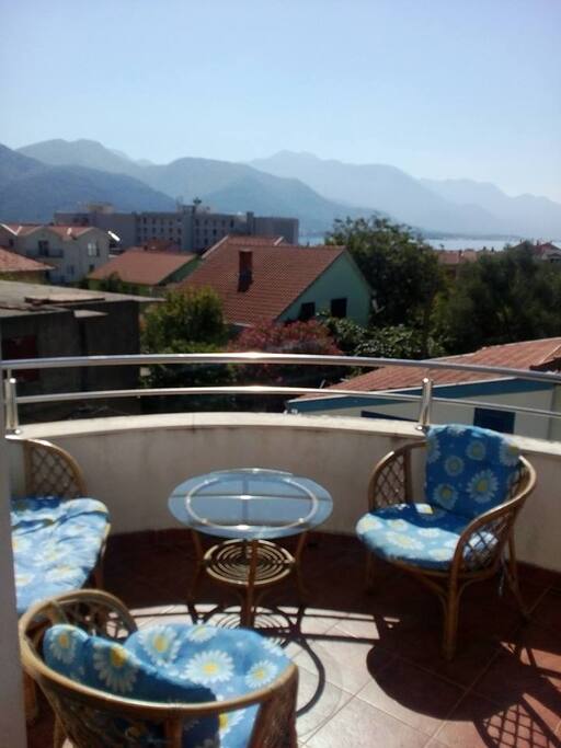 cetvorokrevetni apartman, privatna terasa sa pogledom na Tivatski zaliv
