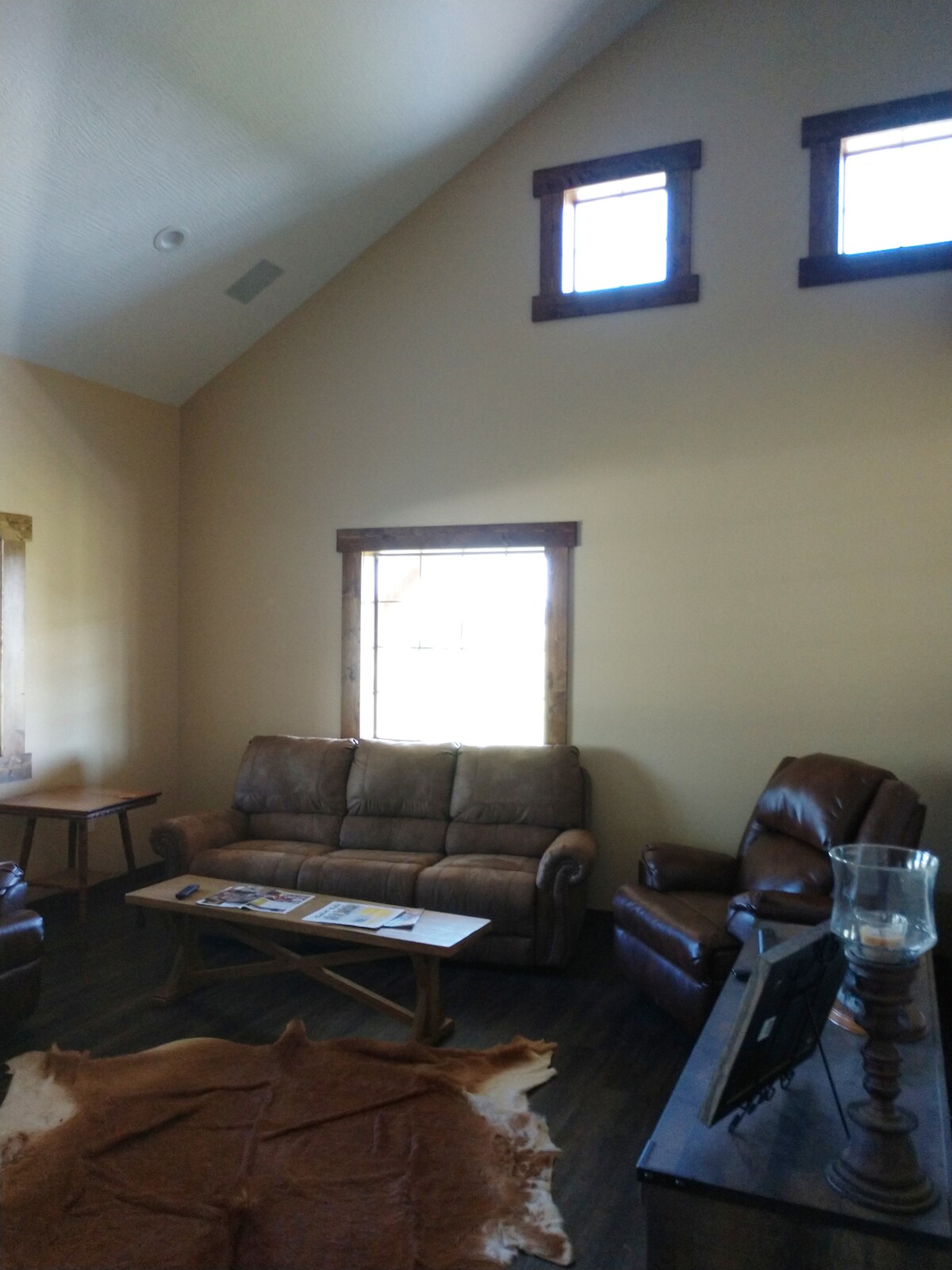 Obývacia izba s relaxačným výhľadom na farmu.