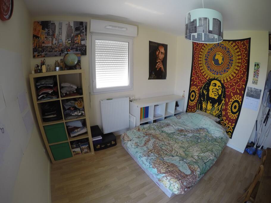 Lit et commode