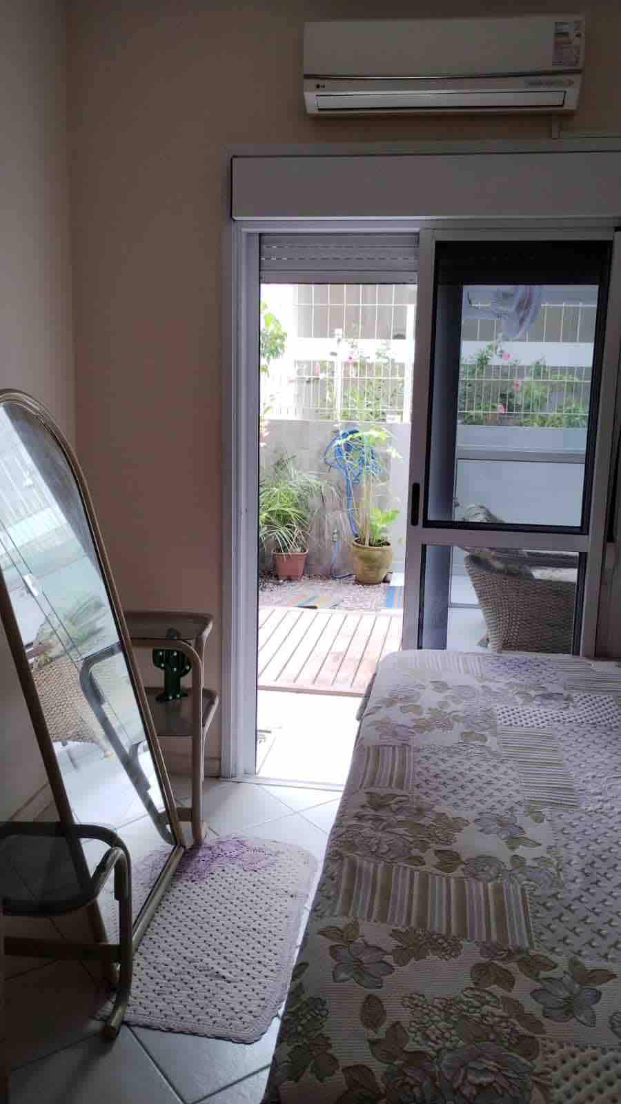 Spálňa s manželskou posteľou, prístup do súkromného vonkajšieho priestoru apartmánu. S rozdelenou klimatizáciou.