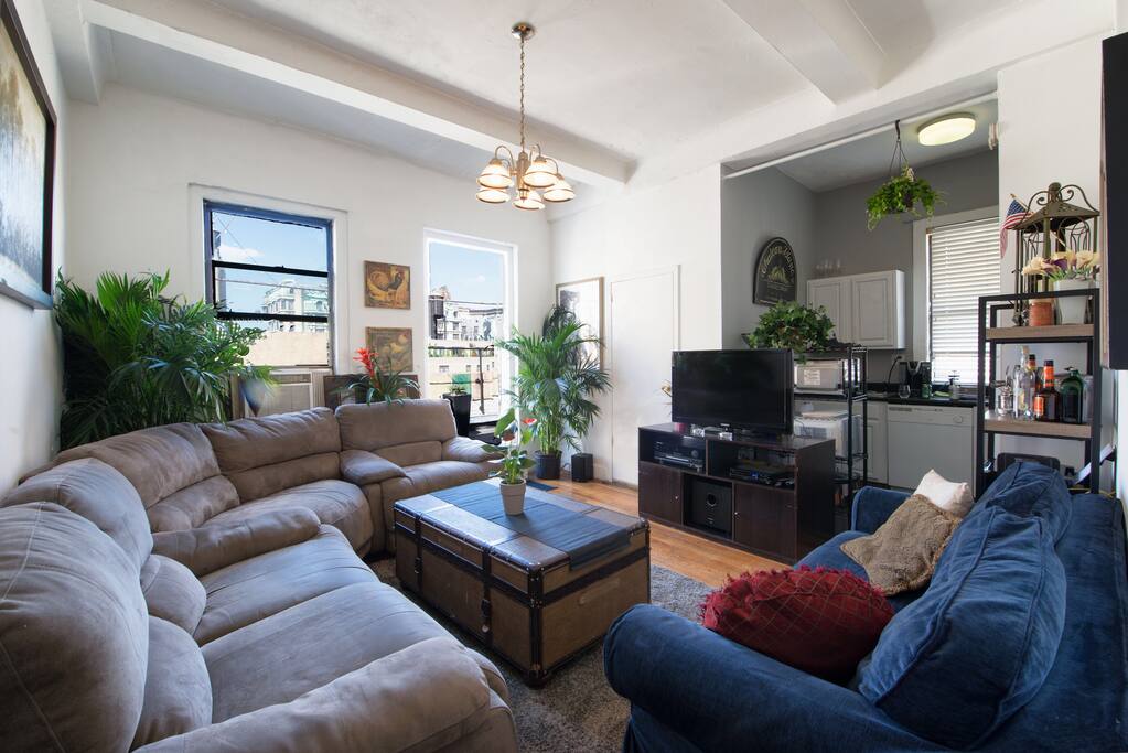 Living Room, Kitchen, bathroom and outdoor access to our legendary terrace!