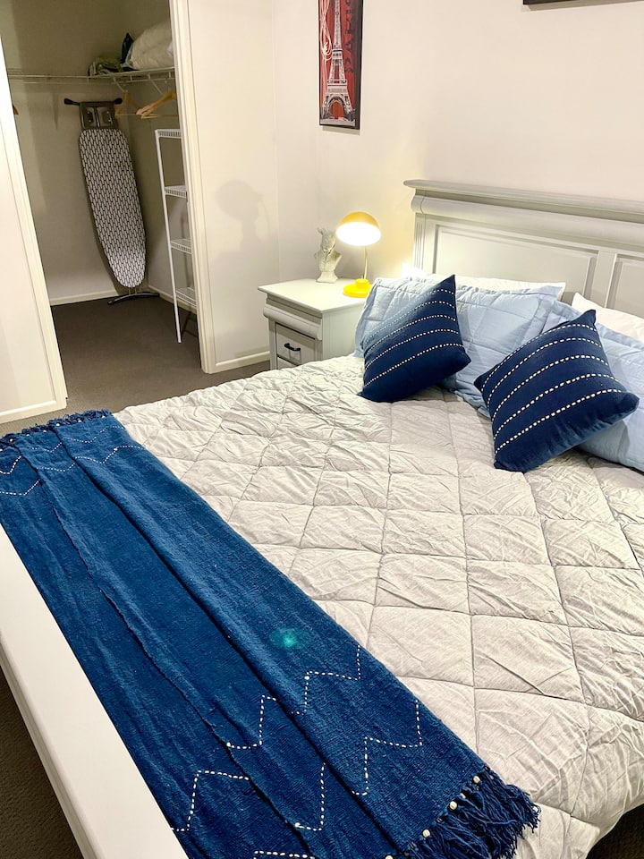 Walk-in robe with plenty of hanging space and shelves as well. Themed artwork and custom sculptures add to your experience of Paris, right here in Belongil 