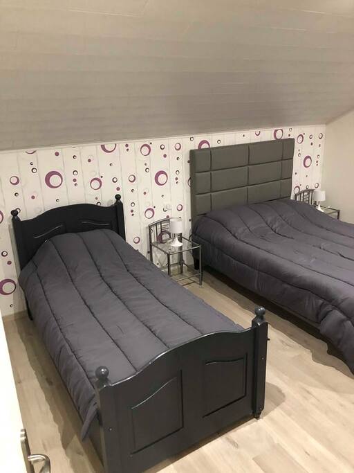 Chambre double avec un lit simple avec dressing.