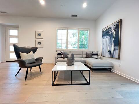 Lake Forest is right next to Irvine's Bay, 3 bedroom, 2.5 bathroom single-family villa, brand new high-end private bedding, fully equipped kitchen