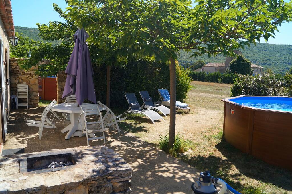 barbecue et salon de jardin