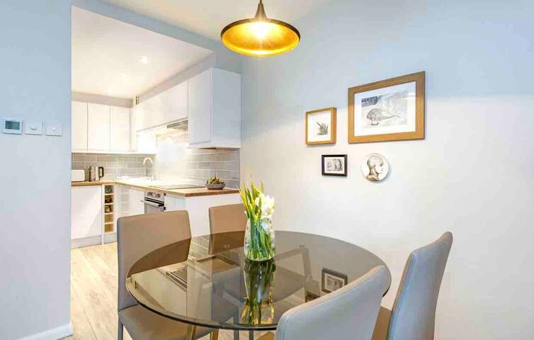 Stylish, spacious, very clean 2 double bedrooms. gallery image 4