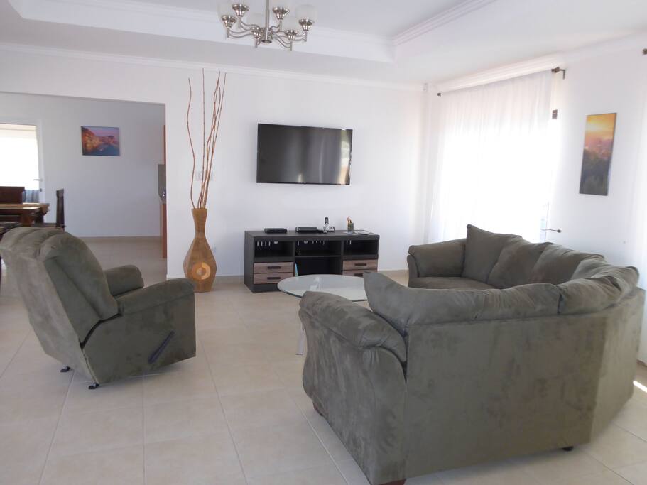 Living room with 55" smart HDTV including cable and Netflix
