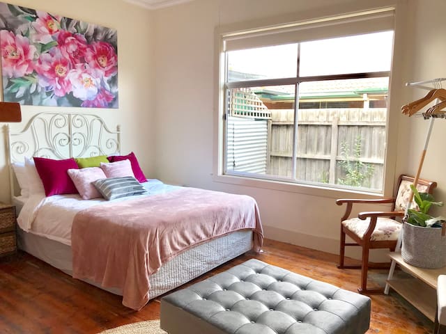 D108 Fantastic Sun Crescent Gathering 6bdrs, 16ppl