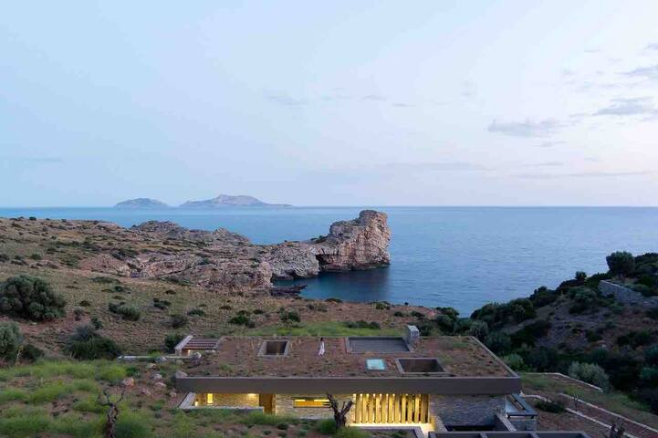 Sea front villa with private access to the sea gallery image 2