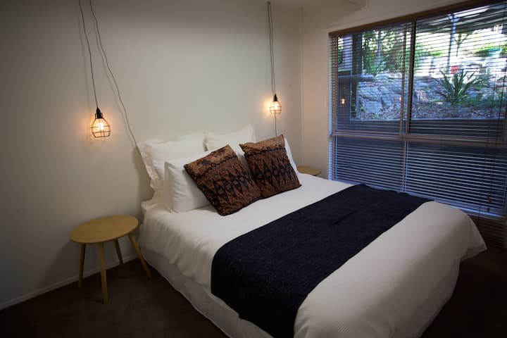 2号卧室，配有标准双人床和内置长袍，阳光充足，绿树成荫。