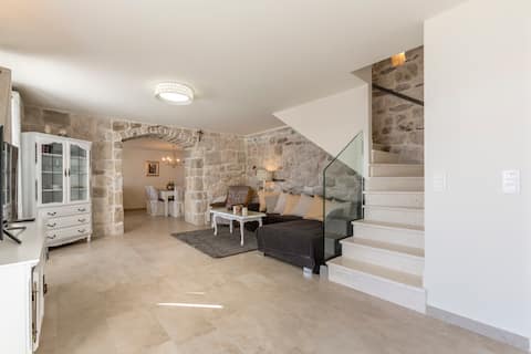Successful Airbnb property: Villa Nareste, pool & sea view in Tugare