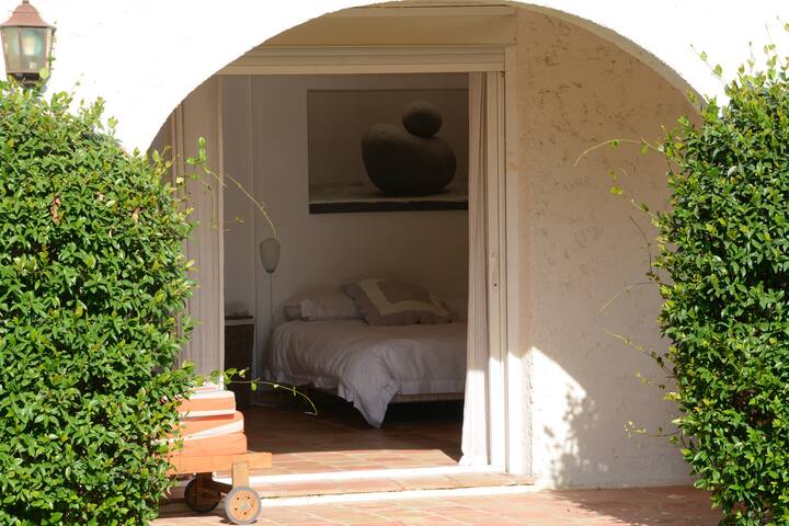 suite, bedroom 3: a 160 bed, living room, TV, bathroom and lingerie. Room overlooking the pool