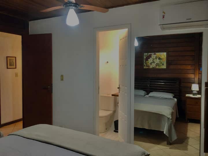 جناح مع مكيف هواء.