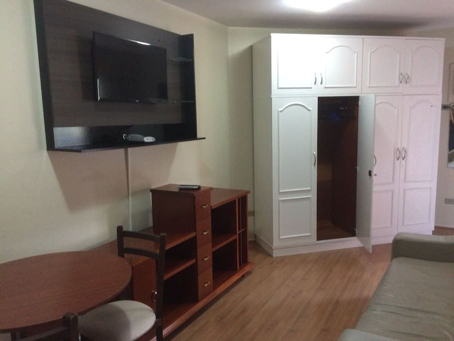 Espaco amplo para estudio com armario sofa, 3 camas e sacada.