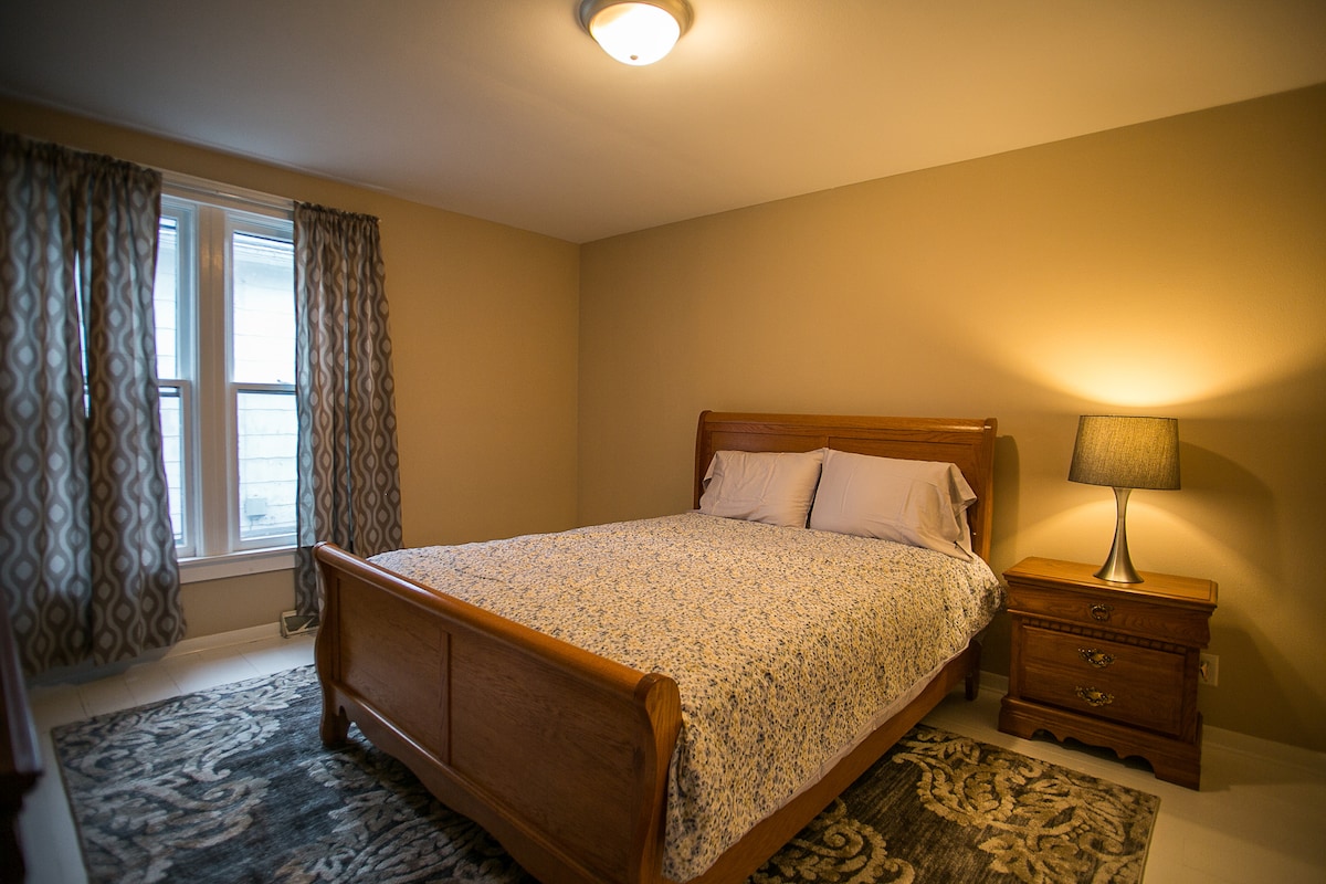 Spálňa 1 - hlavná spálňa s manželskou posteľou Queen, šatníkom, nočným stolíkom a veľkým šatníkom s policou