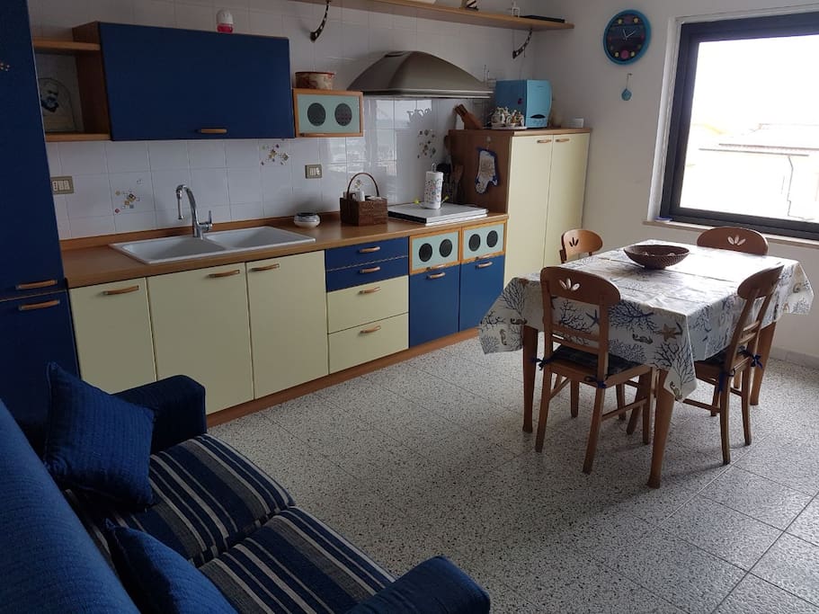 Cucina con vista mare
