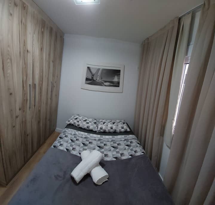 Spálňa 2. Útulná, s novou manželskou posteľou, veľmi pohodlným matracom, vešiakom na oblečenie na mieru s vešiakmi a perfektnou veľkosťou, klimatizáciou a elektrickými žalúziami, ktoré vytvárajú akustickú a jasnú izoláciu pre váš nočný alebo ranný spánok.