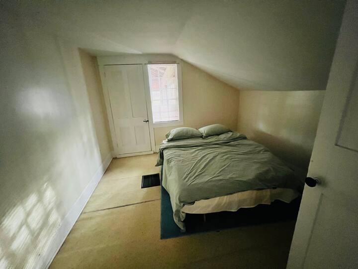 Спална соба 3 има фиоки во гардероберот и плакар 