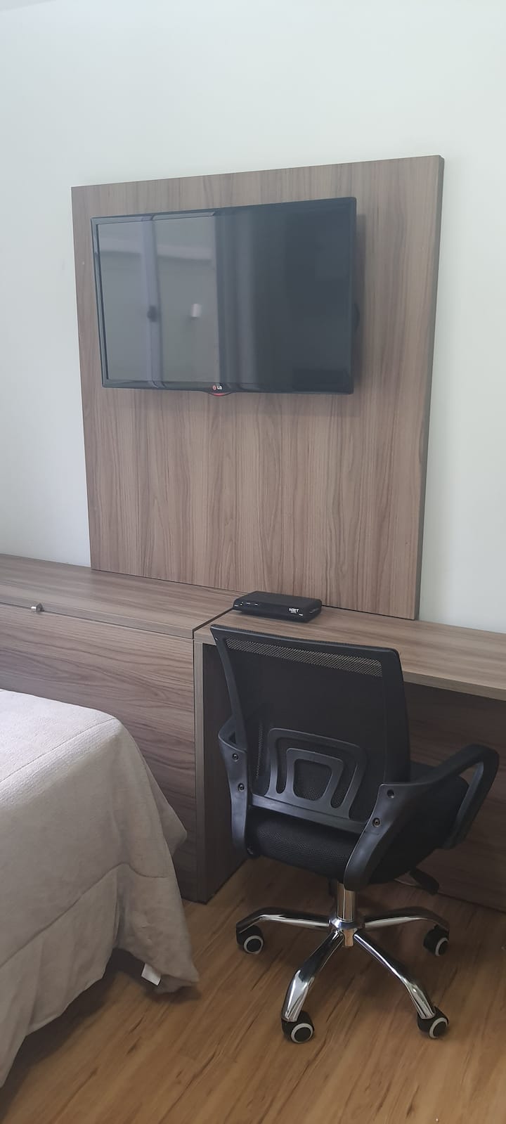 משטח עבודה קטן שאפשר להשתמש בו כדי להניח את המחשב הנייד!