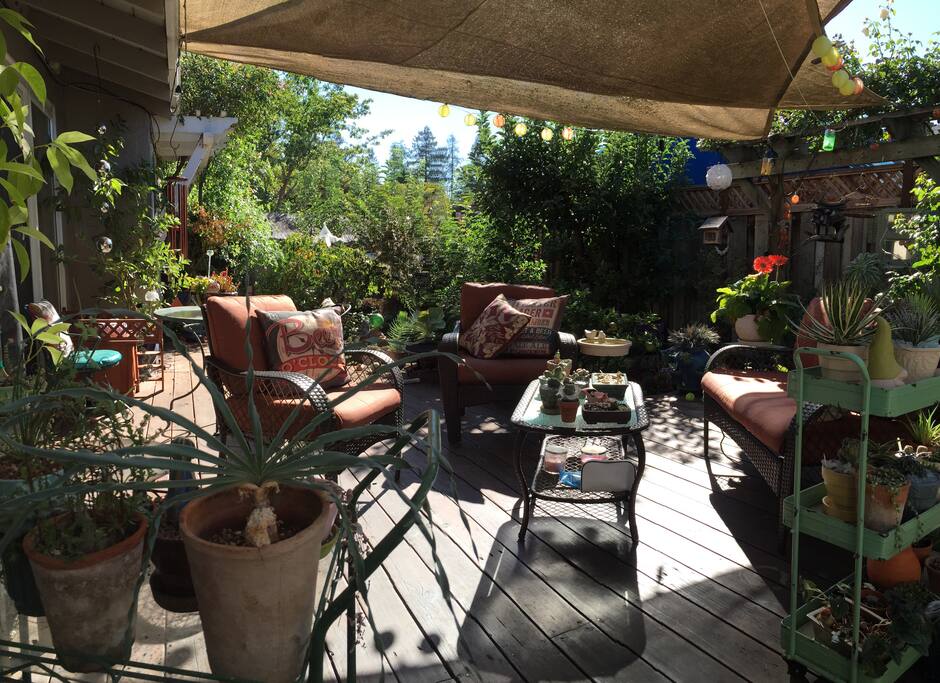 Outside sitting area available, except when raining. When the rain stops, out comes the cushions! We do t have as much rain as we would like so garden sitting is most of the year. If it's cold I have a fire pit. Let me know and I will stick it for you.