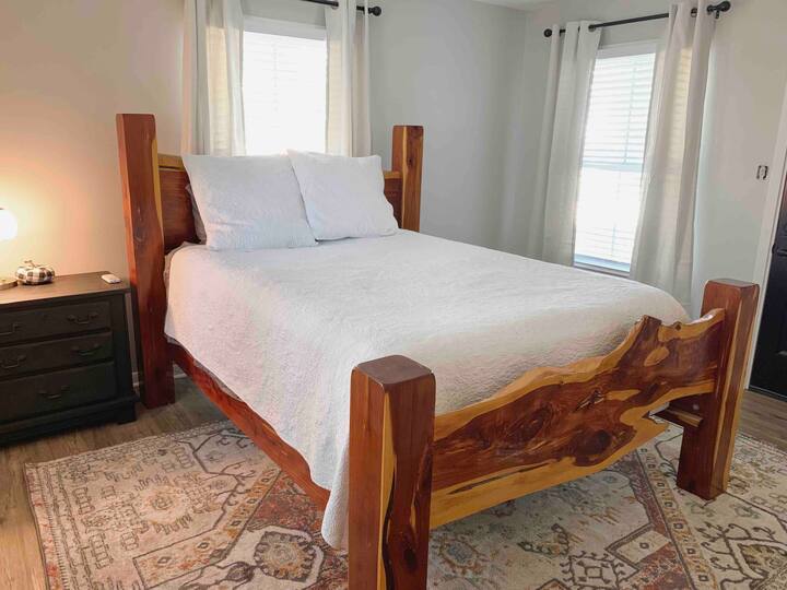 غرفة نوم الضيوف بسرير بحجم ملكي وحمامها الخاص - يرجى العلم أن السرير أعلى من سرير نموذجي. بالإضافة إلى ذلك ، تحتوي هذه الغرفة أيضًا على باب خارجي وداخلي للدخول.