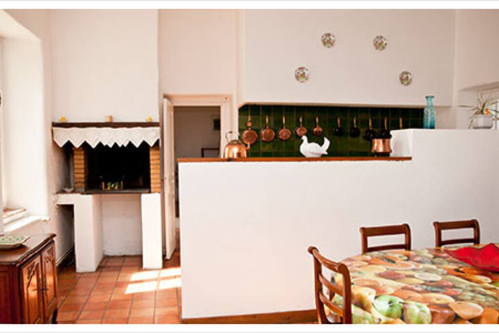 salle à manger attenante à la cuisine