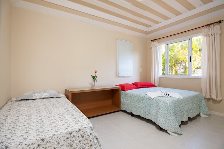 Აპარტამენტი მეორე სართულზე. Ფართო, ძალიან კომფორტული საწოლი და ერთადგილიანი საწოლი.