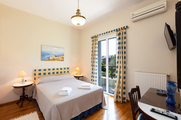 Спална соба со двоен кревет, 32-инчен HDTV, клима уред, плакар и канцелариско биро на 1 кат