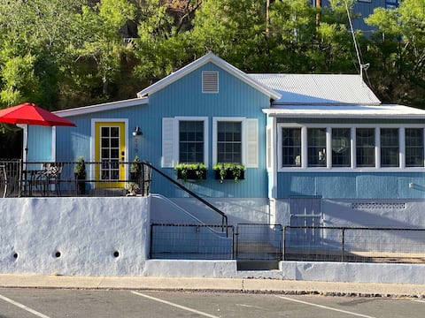 The Yellow Door! Cozy Little Cottage in Old Bisbee