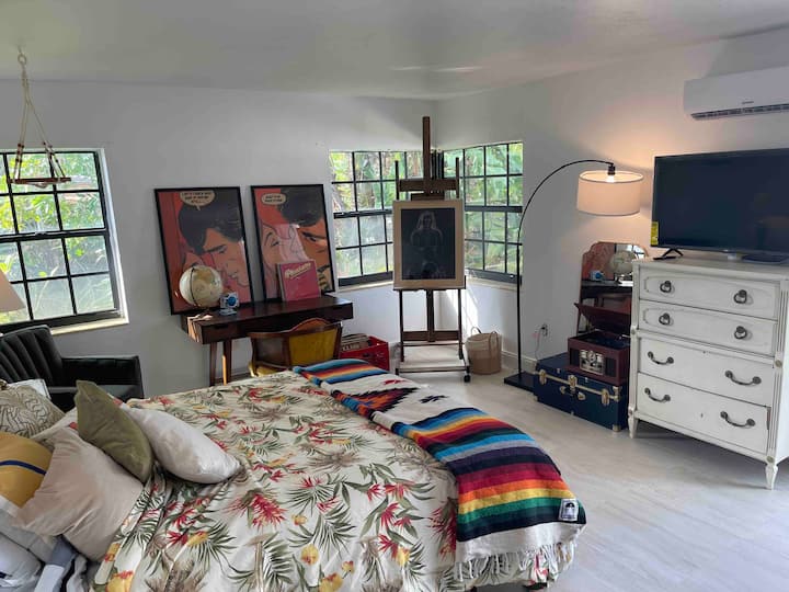 Parrot Cove Love Studio - Lake Worth, FL