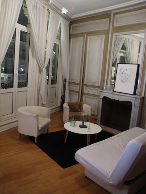 Le salon, exposé plein sud, très lumineux et aéré