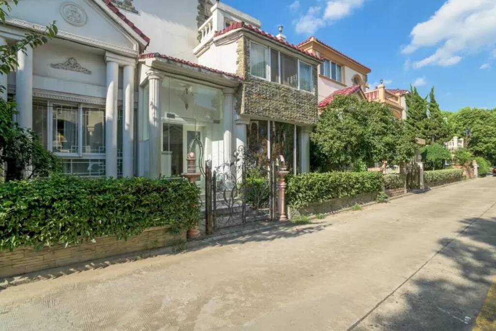 咱家大门口.会展门口的三层独栋别墅