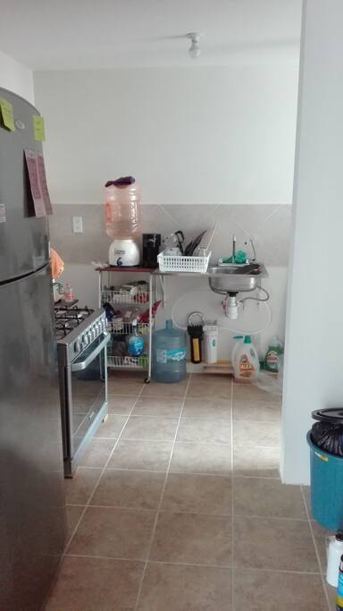 COCINA EQUIPADA CON ESTUFA Y REFRIGERADOR (COMPARTIDO CON PROPIETARIO)