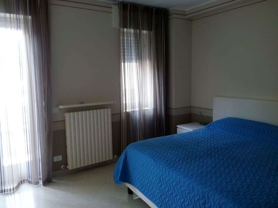 Stanza da letto (letto matrimoniale divisibile) Bedroom (double bed or twin bed)