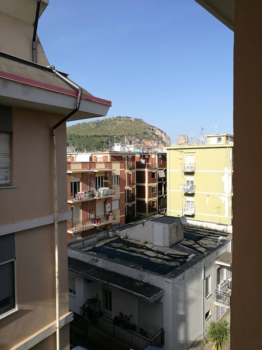 Vista monte Giove con il tempio di Anxur, dal balconcino e dalle camere