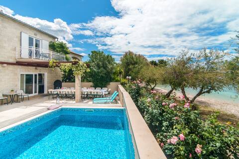 Villa Mirca with heated pool -Direct on a beach!