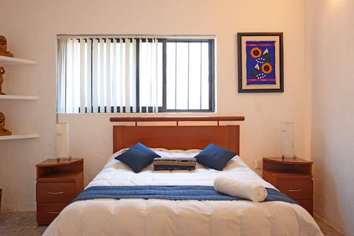 Soba s bračnim krevetom , ima kupaonicu s WC-om!!                        