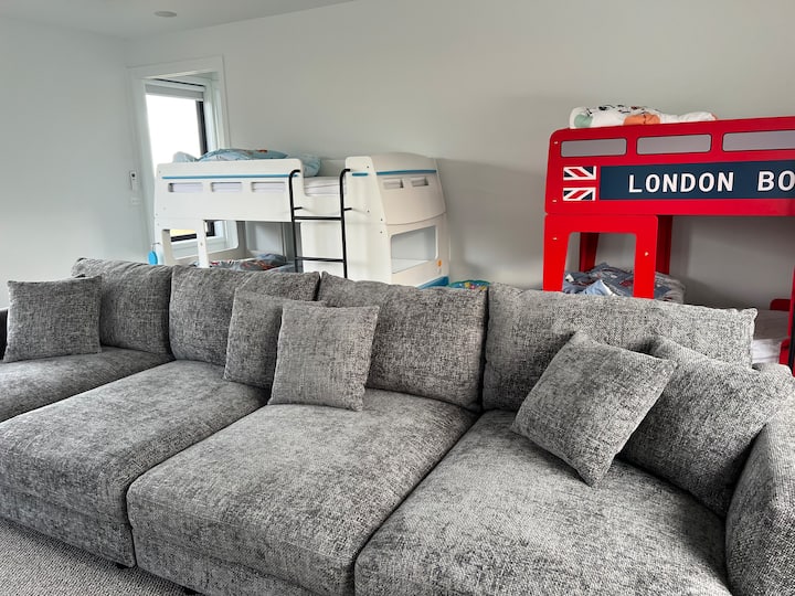 楼上的第二间休息室配有一套单人上下铺。 