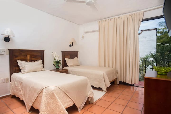 ES: الغرفة 2، مريحة وواسعة ، بسريرين فرديين وتلفزيون وإمكانية الدخول إلى الشرفة.

الإنجليزية: غرفة نوم ثانية جميلة بسريرين مزدوجين وإمكانية الدخول إلى الشرفة.

