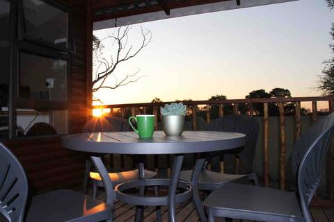 Romantic cabin in Big 5 Reserve.