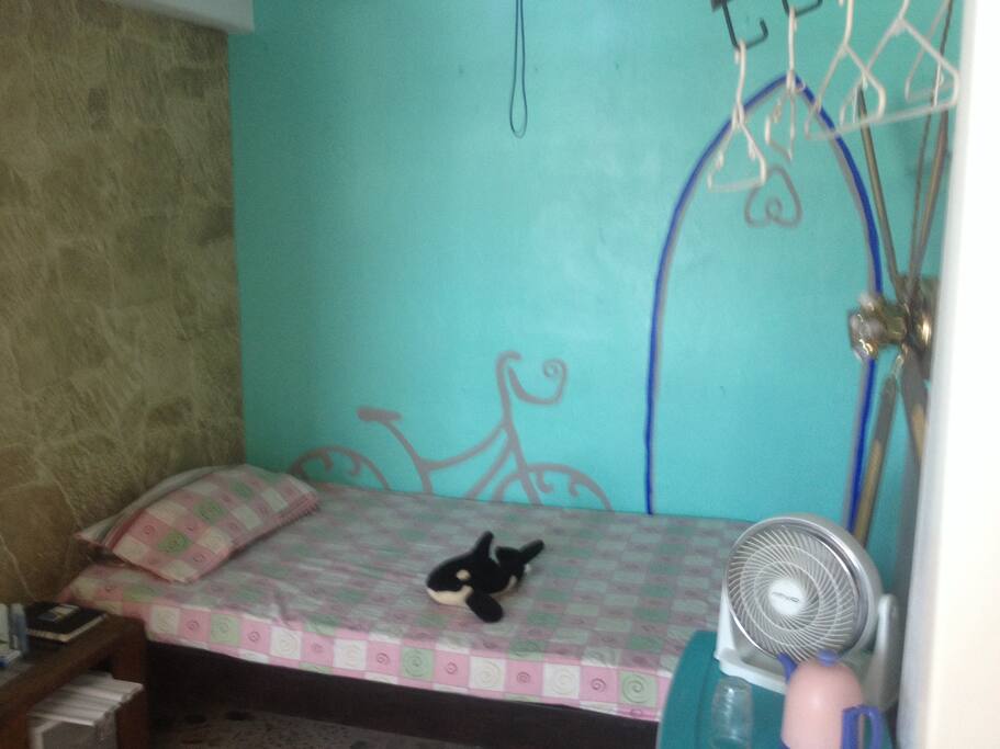 Ventilador, todos los elementos básicos.
Baño compartido.